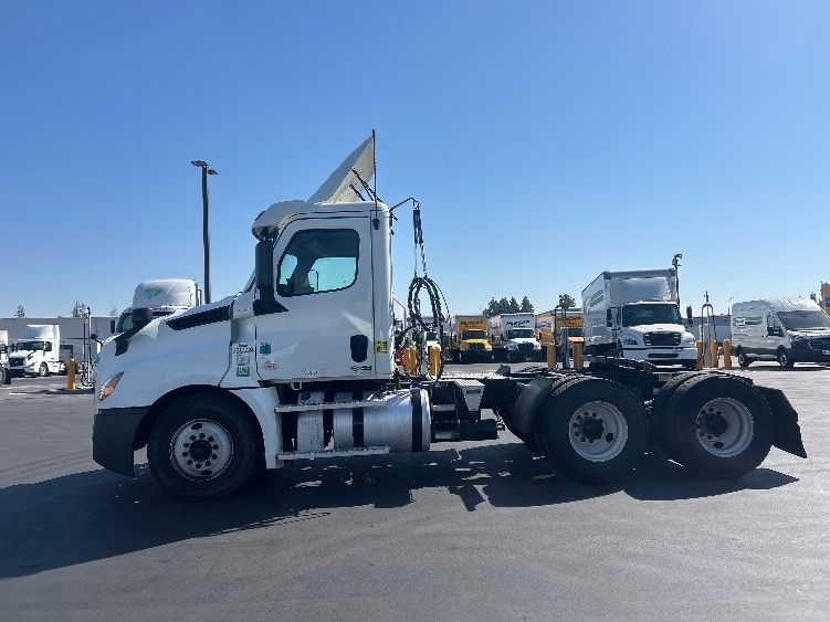 2020 Freightliner Cascadia in West Sacramento, CA — photo 4
