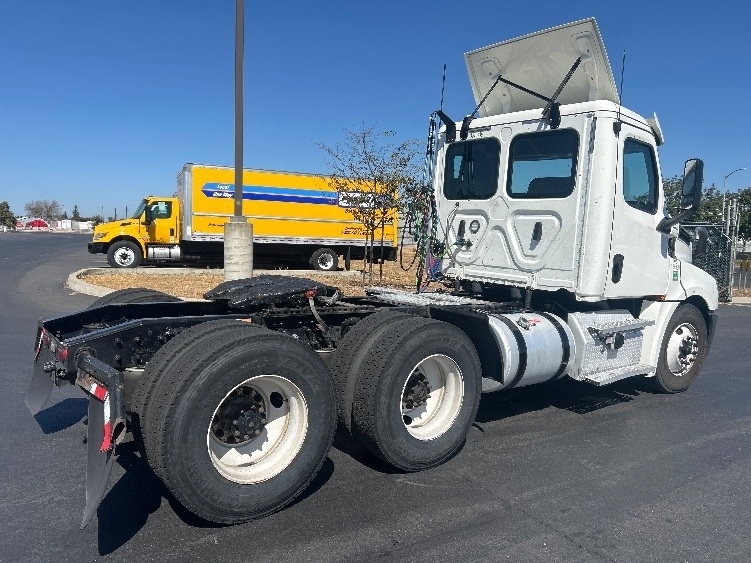 2020 Freightliner Cascadia in West Sacramento, CA — photo 7