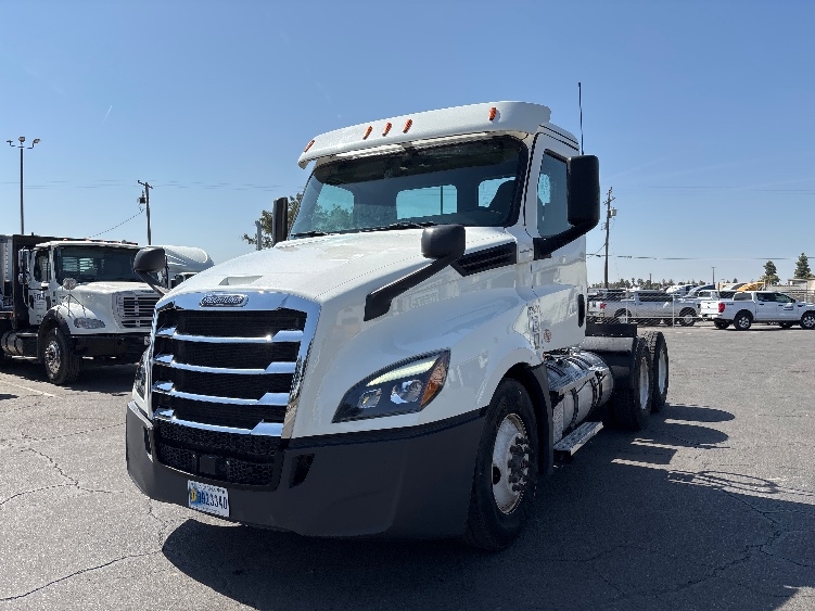 2020 Freightliner Cascadia in Fresno, CA — photo 3