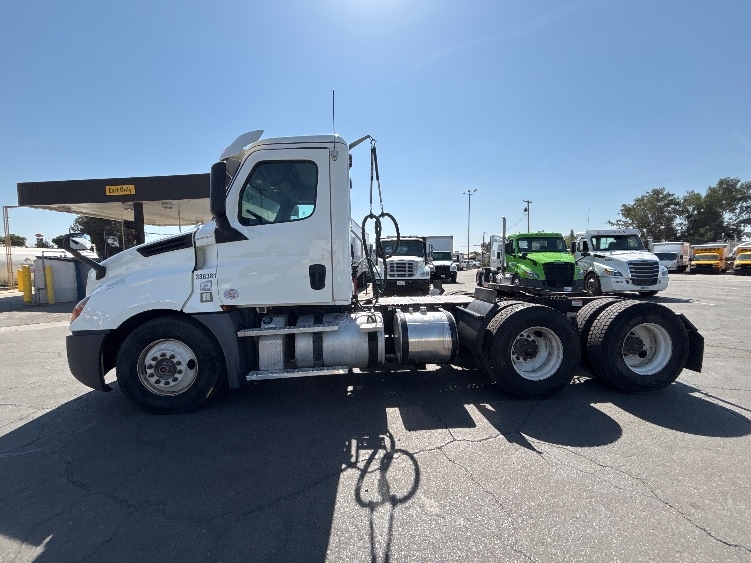 2020 Freightliner Cascadia in Fresno, CA — photo 4
