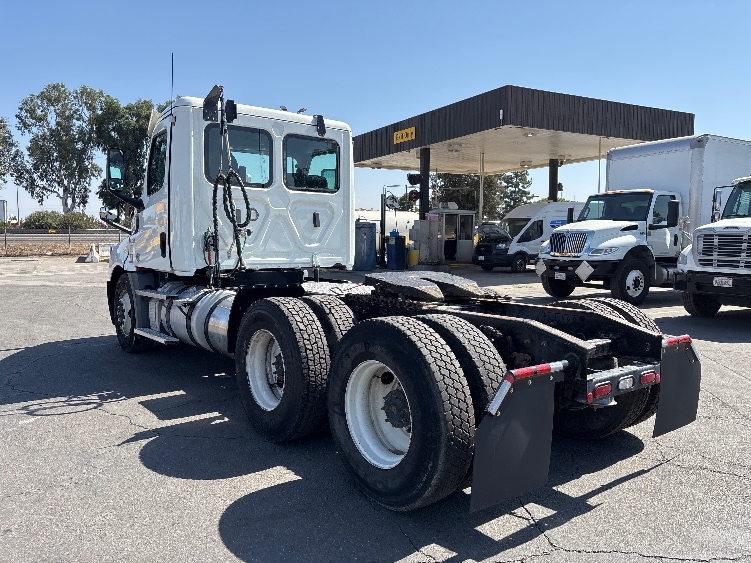 2020 Freightliner Cascadia in Fresno, CA — photo 5