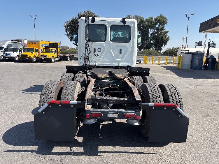 2020 Freightliner Cascadia in Fresno, CA — photo 6