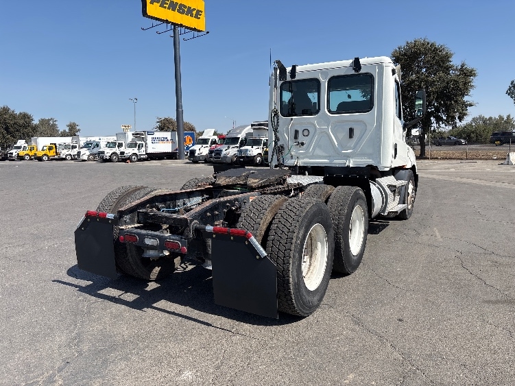 2020 Freightliner Cascadia in Fresno, CA — photo 7