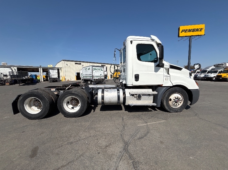 2020 Freightliner Cascadia in Fresno, CA — photo 8