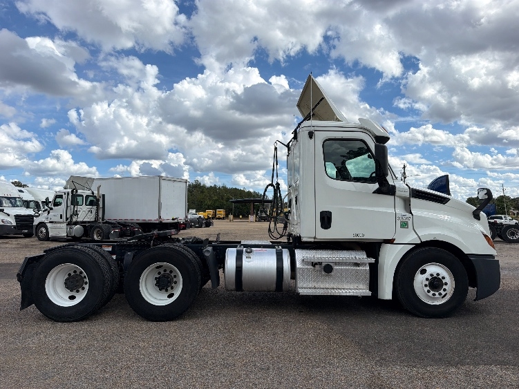 2020 Freightliner Cascadia in Belden, MS — photo 8