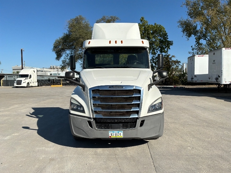 2020 Freightliner Cascadia in Des Moines, IA — photo 2