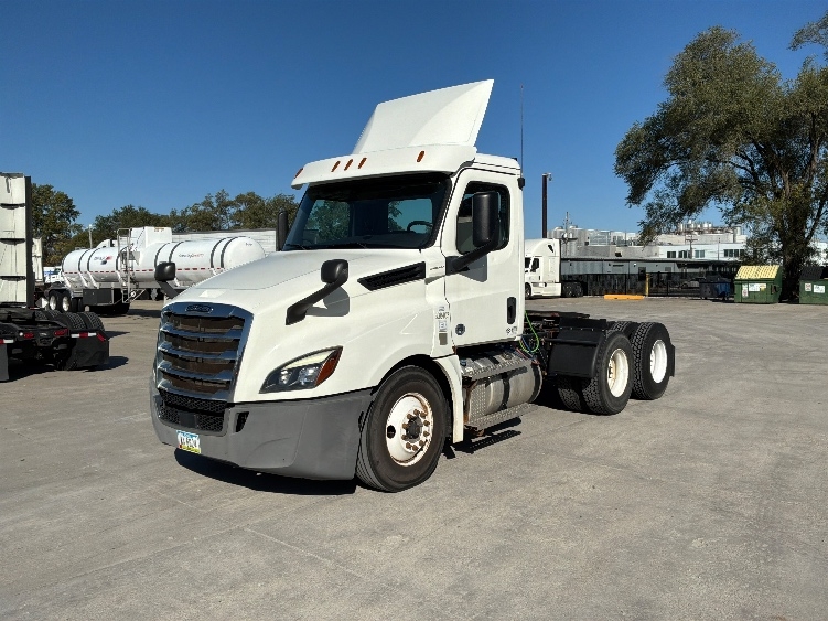 2020 Freightliner Cascadia in Des Moines, IA — photo 3