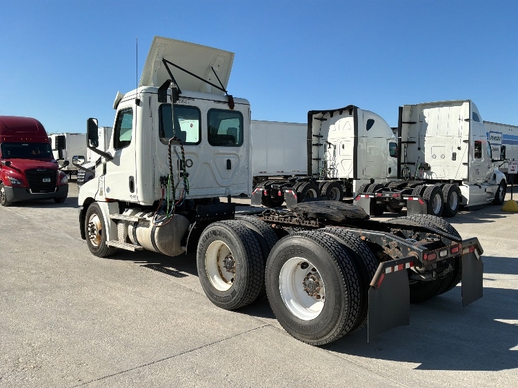 2020 Freightliner Cascadia in Des Moines, IA — photo 5