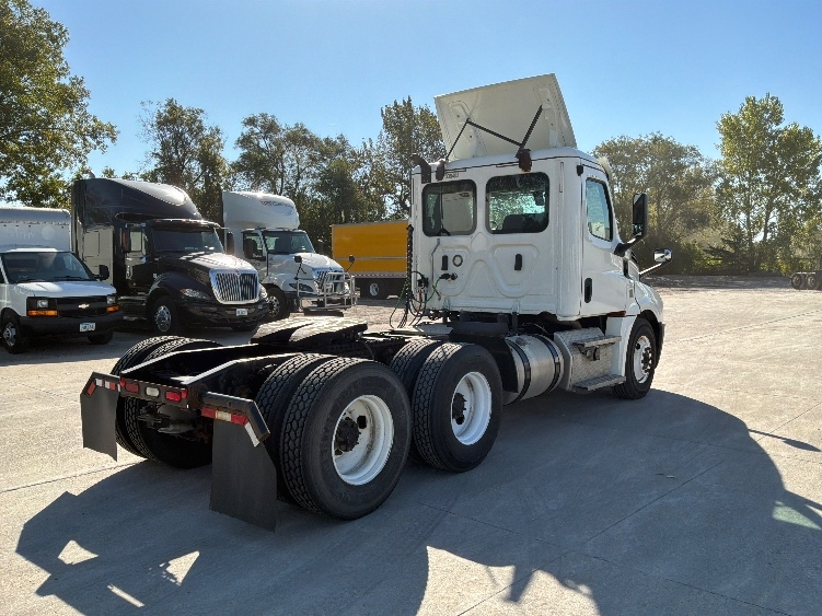 2020 Freightliner Cascadia in Des Moines, IA — photo 7