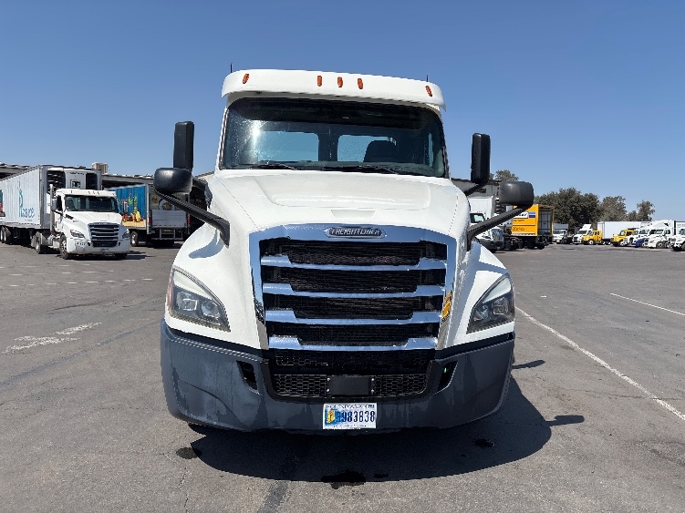 2020 Freightliner Cascadia in Fresno, CA — photo 2