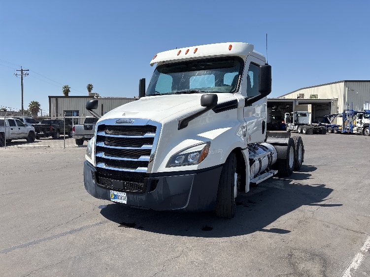 2020 Freightliner Cascadia in Fresno, CA — photo 3