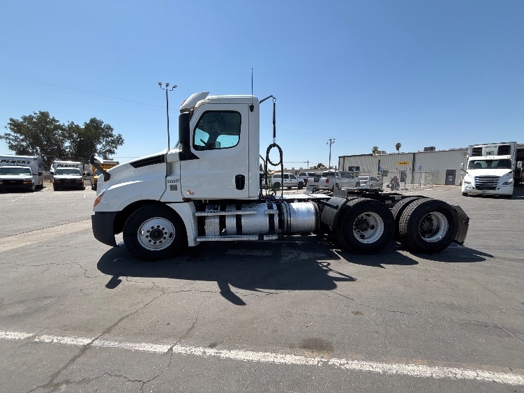 2020 Freightliner Cascadia in Fresno, CA — photo 4