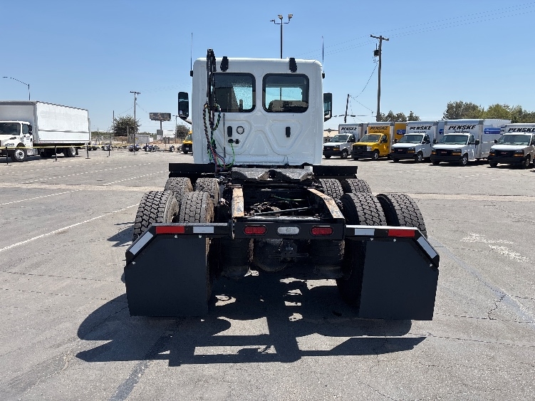 2020 Freightliner Cascadia in Fresno, CA — photo 6