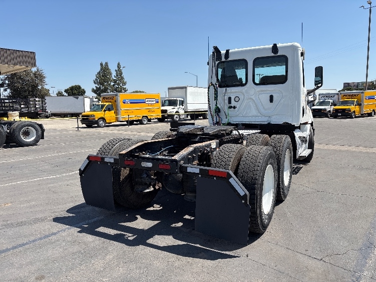 2020 Freightliner Cascadia in Fresno, CA — photo 7