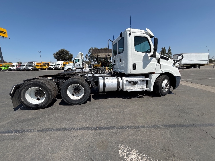 2020 Freightliner Cascadia in Fresno, CA — photo 8