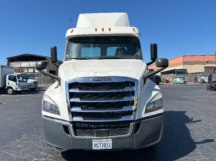 2020 Freightliner Cascadia in West Sacramento, CA — photo 2