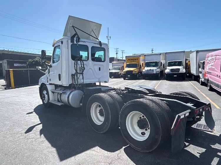 2020 Freightliner Cascadia in West Sacramento, CA — photo 5