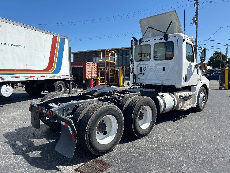 2020 Freightliner Cascadia in West Sacramento, CA — photo 7