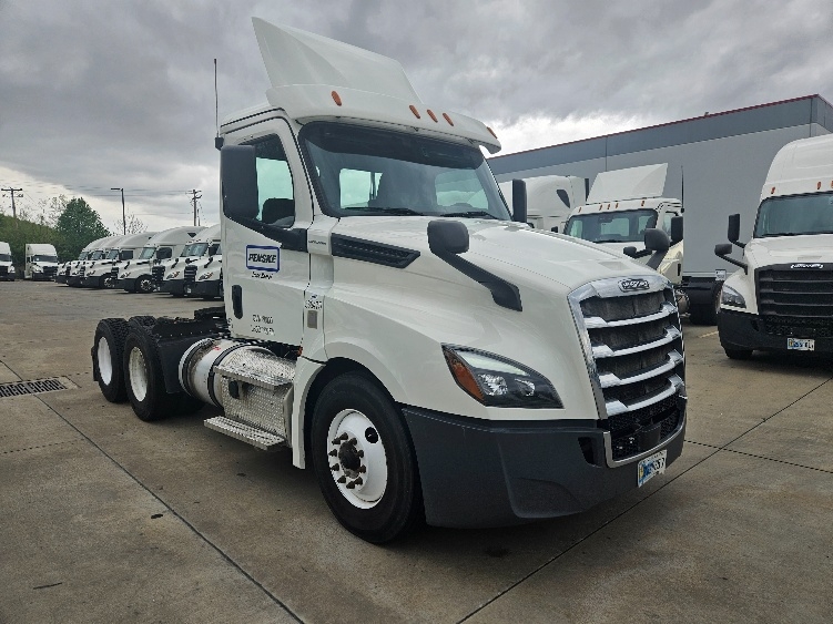 2020 Freightliner Cascadia in Earth City, MO