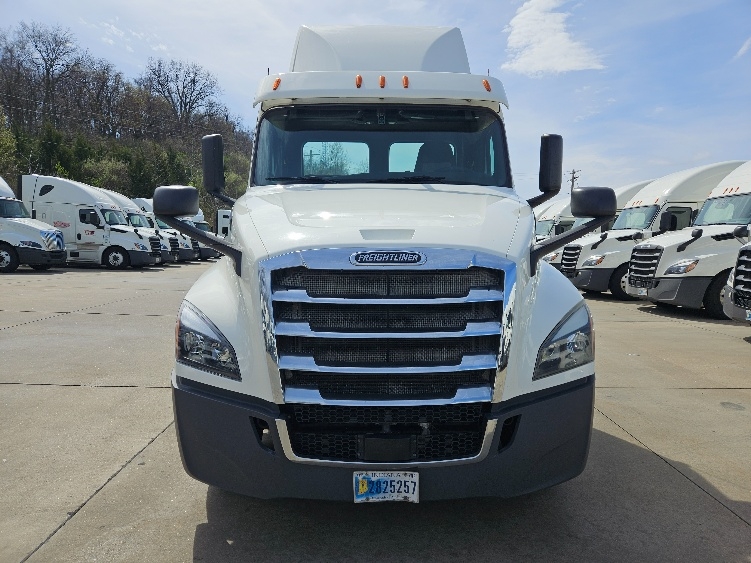 2020 Freightliner Cascadia in Earth City, MO — photo 2