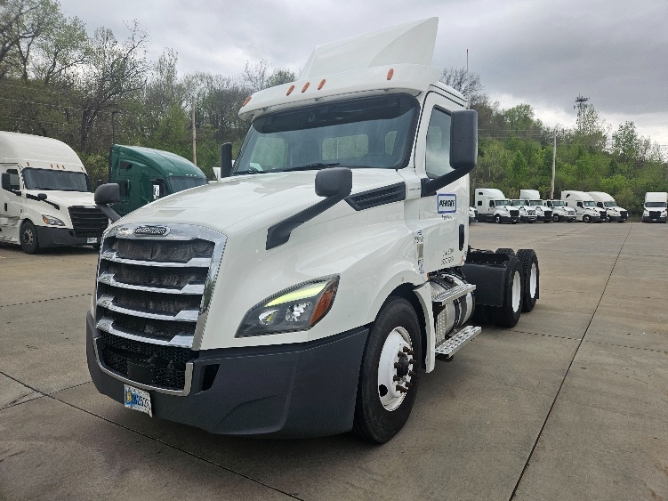 2020 Freightliner Cascadia in Earth City, MO — photo 3