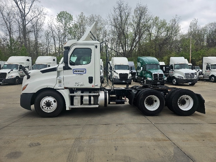 2020 Freightliner Cascadia in Earth City, MO — photo 4