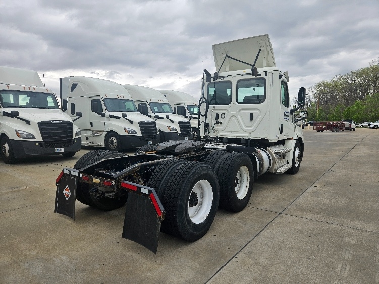 2020 Freightliner Cascadia in Earth City, MO — photo 7