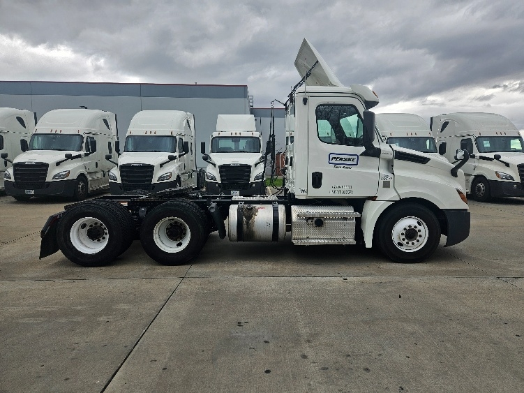 2020 Freightliner Cascadia in Earth City, MO — photo 8