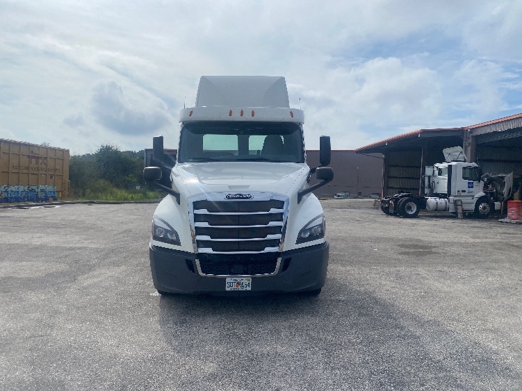 2020 Freightliner Cascadia in Tampa, FL — photo 2