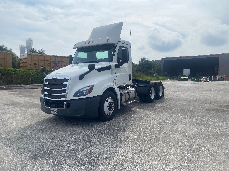2020 Freightliner Cascadia in Tampa, FL — photo 3