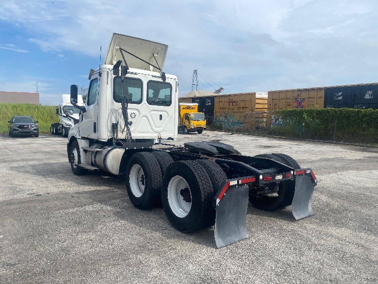 2020 Freightliner Cascadia in Tampa, FL — photo 5