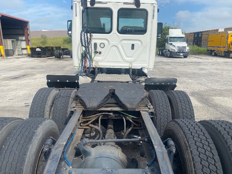 2020 Freightliner Cascadia in Tampa, FL — photo 6