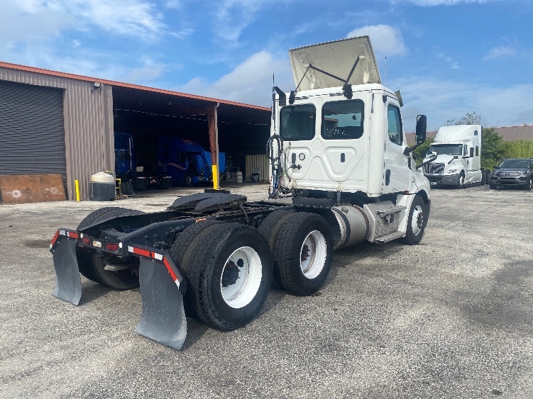 2020 Freightliner Cascadia in Tampa, FL — photo 7