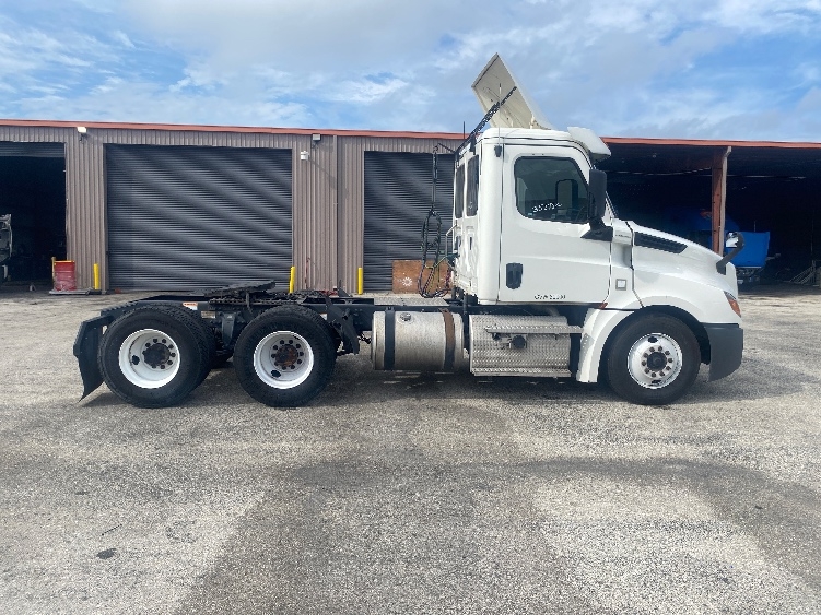 2020 Freightliner Cascadia in Tampa, FL — photo 8
