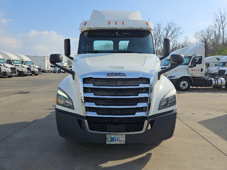 2020 Freightliner Cascadia in Earth City, MO — photo 2