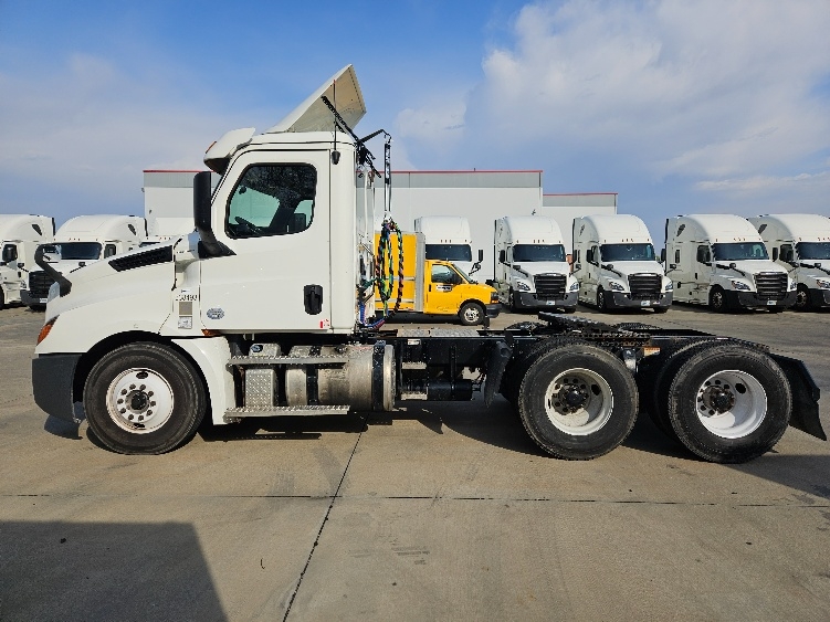 2020 Freightliner Cascadia in Earth City, MO — photo 4