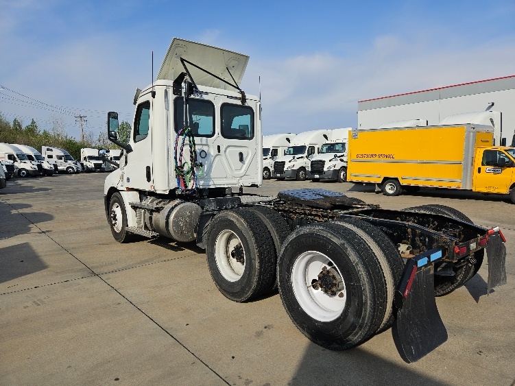 2020 Freightliner Cascadia in Earth City, MO — photo 5
