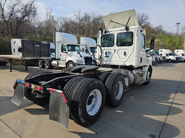 2020 Freightliner Cascadia in Earth City, MO — photo 7