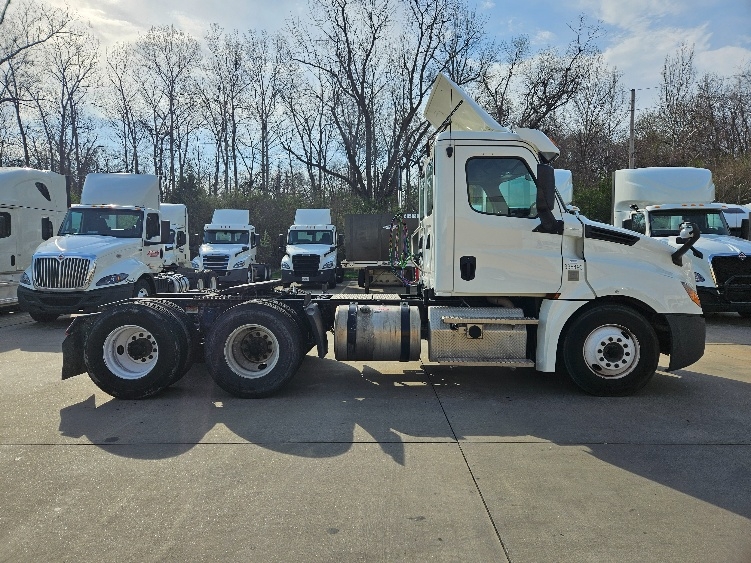 2020 Freightliner Cascadia in Earth City, MO — photo 8