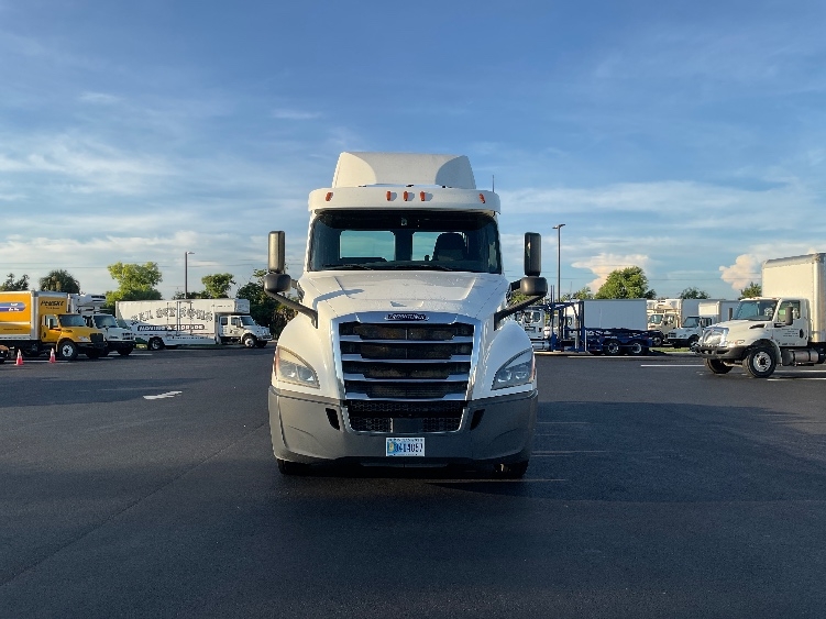 2020 Freightliner Cascadia in Tampa, FL — photo 2
