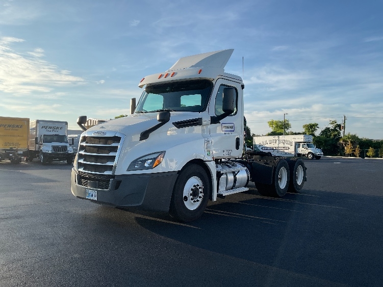 2020 Freightliner Cascadia in Tampa, FL — photo 3