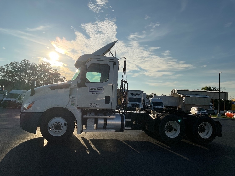2020 Freightliner Cascadia in Tampa, FL — photo 4