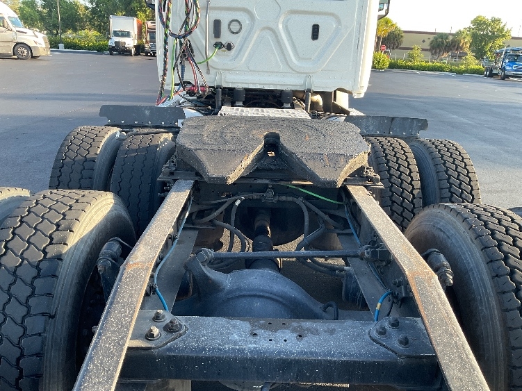 2020 Freightliner Cascadia in Tampa, FL — photo 6