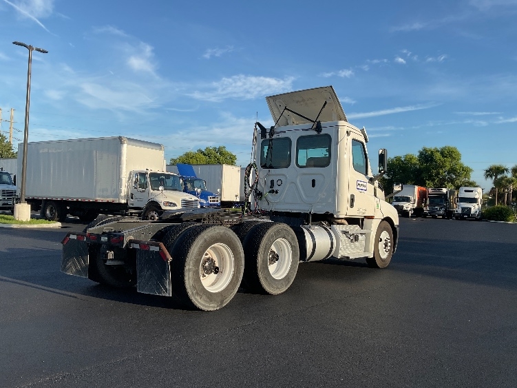 2020 Freightliner Cascadia in Tampa, FL — photo 7