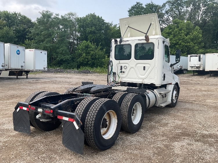 2020 Freightliner Cascadia in Melrose Park, IL — photo 7