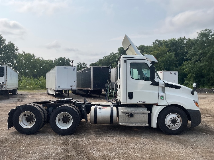 2020 Freightliner Cascadia in Melrose Park, IL — photo 8
