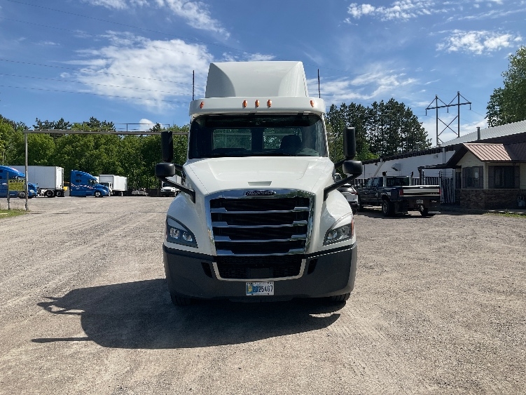 2020 Freightliner Cascadia in Brooklyn Park, MN — photo 2