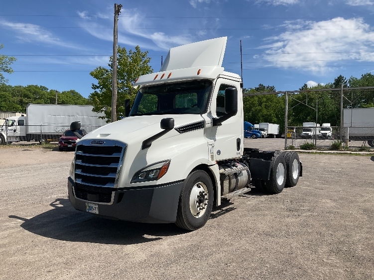 2020 Freightliner Cascadia in Brooklyn Park, MN — photo 3
