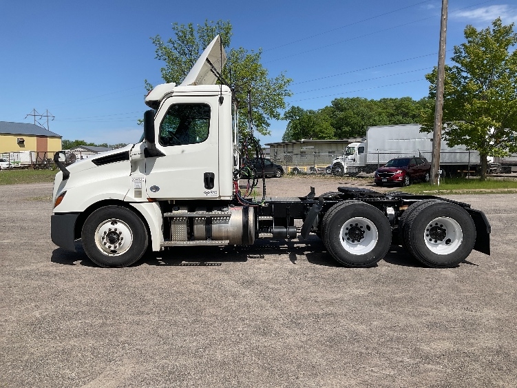 2020 Freightliner Cascadia in Brooklyn Park, MN — photo 4