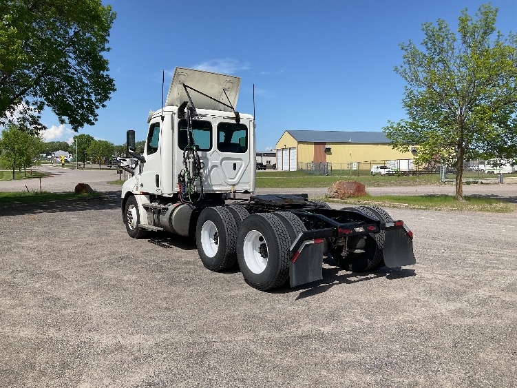 2020 Freightliner Cascadia in Brooklyn Park, MN — photo 5